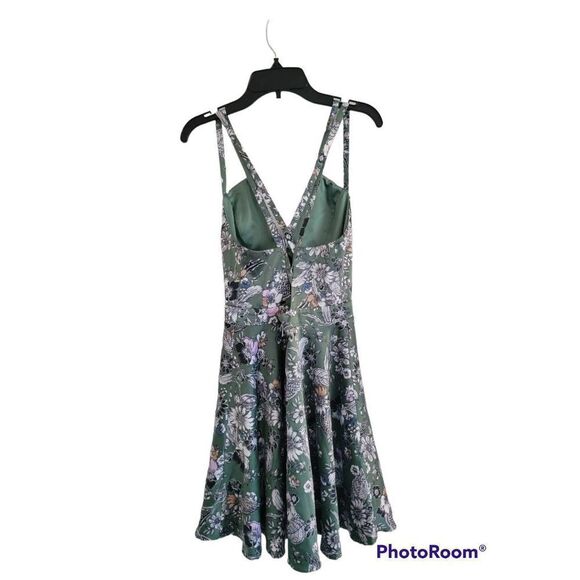 Bebe Criss Cross Back Flares Floral Dress 0 - Picture 5 of 9